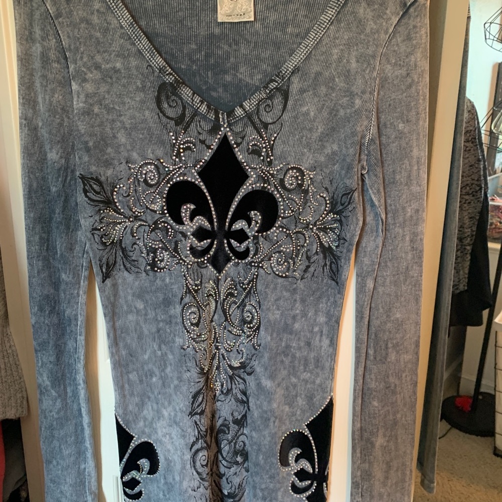 Long sleeve v-neck shirt